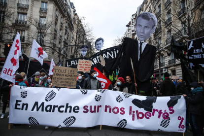 Protestas ayer en París contra Macron. MOHAMMED BADRA