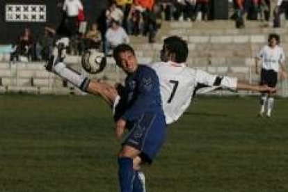 El trepalense Edgar, en primer término, y el hullerista José Antonio pugnan por hacerse con un balón
