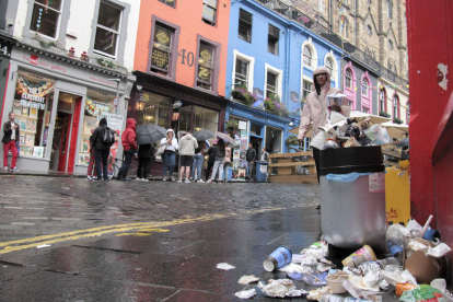 Desechos urbanos se acumulan en las calles de Edimburgo. GUILLERMO GARRIDO