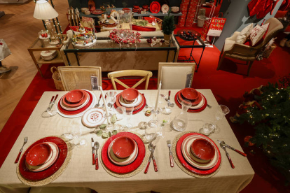 Una mesa decorada con temas navideños. LUIS TEJIDO