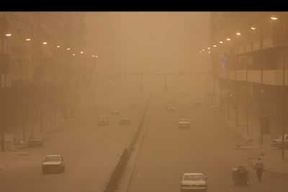 Algunos iraquíes se aventuran a salir de Bagdad durante la espectacular tormenta de arena.