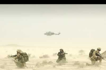 Soldados norteamericanos patrullan los desiertos próximos a los pozos de petróleo del norte de Ramala en medio de la tomenta de arena.