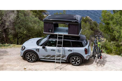 Además del ‘dormitorio de techo’, pueden transportarse dos bicicletas de montaña en el trasportín plegable zaguero del Mini Cooper S Contryman ALL4, lo que permitirá a los aventureros… ampliar sus horizontes. mn