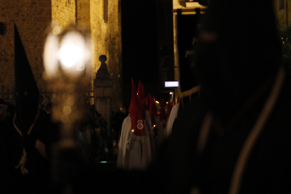 Salida de la procesión en la noche del Sábado Santo en Ponferrada. ANA F. BARREDO