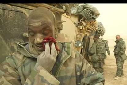 Un militar estadounidense limpia su cara tras avanzar con la tormenta por el desierto de Karbala.