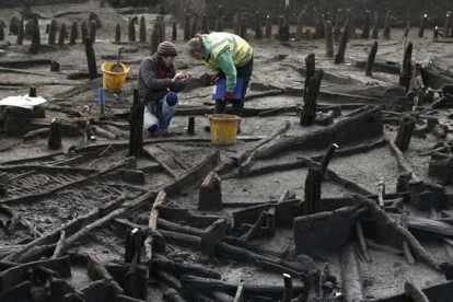 Arqueólogos trabajan en el yacimiento de la edad de bronce cercano a Peterborough, en Inglaterra.