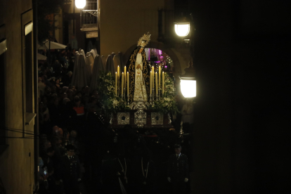 Salida de la procesión en la noche del Sábado Santo en Ponferrada. ANA F. BARREDO