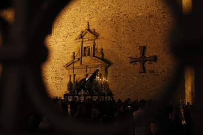 Salida anoche de la Virgen de la Soledad de la basílica de la Encina. ANA F. BARREDO