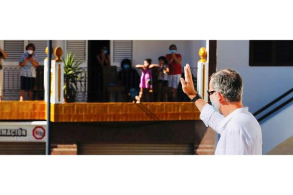 El rey Felipe VI saluda a unos vecinos en Ibiza, en su último día de ‘vacaciones de trabajo’. JOSÉ JIMÉNEZ