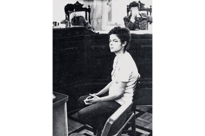 Fotografía realizada por Ricardo Batista Amaral y publicada en su libro en la que aparece la actual presidenta de Brasil, Dilma Rousseff, en un juicio ante los militares en 1970, cuando solo contaba con 22 años.