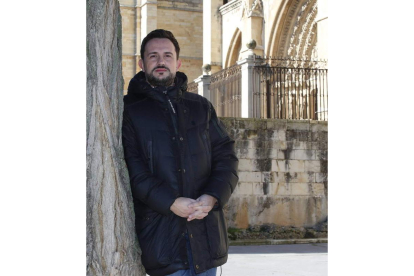 Juan Carlos Mostaza, frente a la Catedral de León, que ha inspirado el nombre de sus empresas. RAMIRO