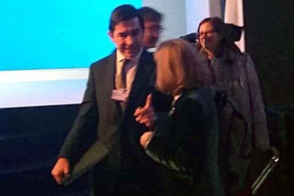 El presidente del BBVA, Carlos Torres, de cara, con la ministra Nadia Calviño, de espaldas, en Davos.
