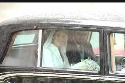 La novia ha tenido que llegar al templo en coche debido a la lluvia que en esos momentos caía sobre Madrid, al igual que los pajes. La lluvia obligó a que la novia hiciera ese recorrido en un Rolls Royce .