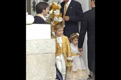El hijo mayor de la infanta Cristina, Juan Valentín con la sobrina de Doña Letizia Ortiz, Carla Vigo, que actuaron de pajes, a la entrada de la catedral de La Almudena.