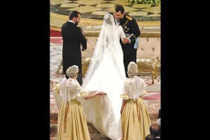 Doña Letizia Ortiz llegó a las 11.13 horas al altar de la Catedral de la Almudena, donde desde minutos antes la esperaba el Príncipe Felipe, quien la recibió con un beso en la mejilla.