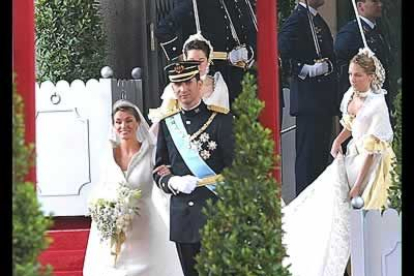 Los Príncipes de Asturias salen de La Almudena convertidos en marido y mujer.