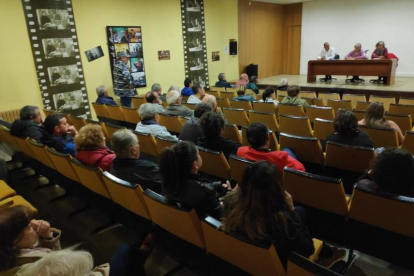 Reunión ayer de la plataforma en el salón de actos de la Biblioteca Municipal de Astorga. A. R.