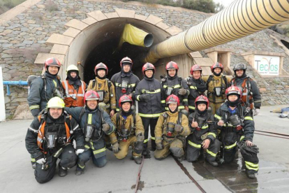 Los bomberos de Pingtung junto a sus instructores en la entrada de un túnel de la FSB.
