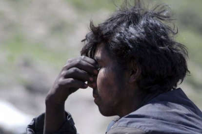 Un hombre espera notícias después del derrumbe del jueves en una mina de carbón.
