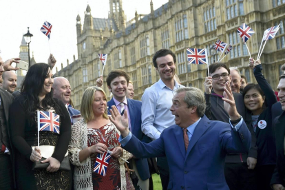 Nigel Farage, líder del UKIP, celebra la victoria con sus seguidores en Londres. REUTERS / TOBY MELVILLE