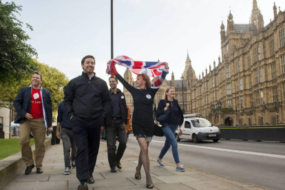 Partidarios de abandonar la UE celebran el resultado del referéndum mientras pasan frente al Parlamento, en Londres. AP / ANTHONY DEVLIN