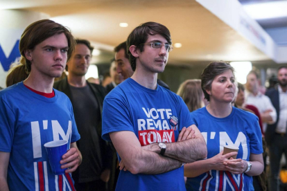 Seguidores de la campaña 'Stronger in', tras saber los resultados del referéndum. AP / ROB STOTHARD