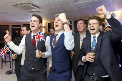 Partidarios de dejar la UE celebran los resultados en Londres. REUTERS / TOBY MELVILLE