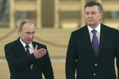 Putin (izq) recibe a su homólogo ucraniano, Viktor Yanukóvich, antes de su reunión en Moscú, este martes.