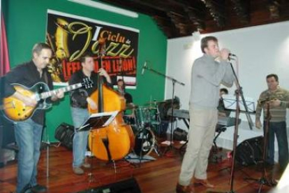Los miembros de 100 to Jazz, tocando en el ciclo «Feichu en Llión»