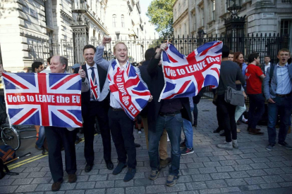 Partidarios de abandonar la UE celebran la victoria frente a Downing Street, en Londres. REUTERS / NEIL HALL