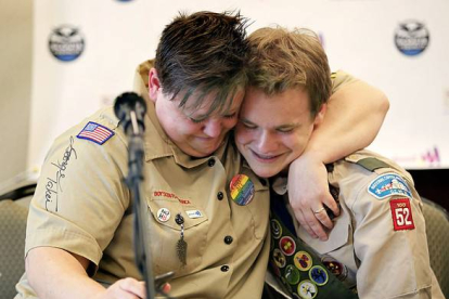 Dos jóvenes homosexuales se abrazan emocionados tras conocer la decisión de los Boy Scouts, el jueves en Grapevine (Tejas).