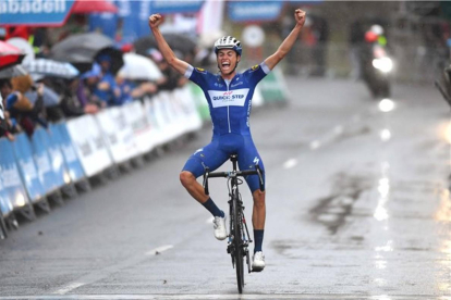 Enric Mas entra victorioso en la útima etapa de la Vuelta al País Vasco.