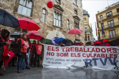 Manifestación de extrabajadores de la radio y televisión valenciana, al cumplirse el tercer aniversario del cierre de Canal 9.