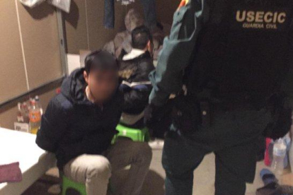 El vietnamita que vivía encerrado en una nave llena de marihuana y fue rescatado por la Guardia Civil.