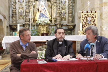 Máximo Cayón, Manuel Fláker y Gonzalo Cayón en el anuncio de los actos. RAMIRO