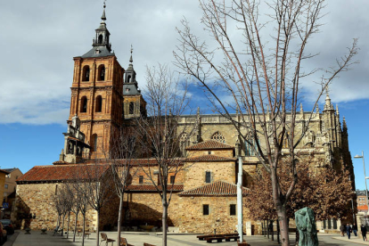 Vista exterior de la Catedral de Astorga, que ha experimentado una importante recuperación turística. MARCIANO