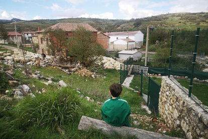 Un niño en un pueblo de la provincia de Ávila donde vive solo con sus padres. A. ÁLVAREZ
