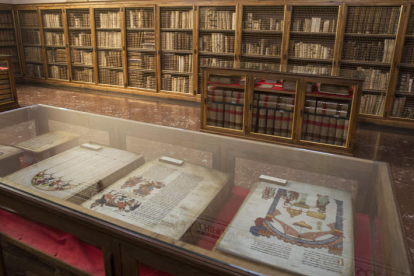 La Biblioteca de San Isidoro cuenta con más de 2.000 valiosos volúmenes. FERNANDO OTERO