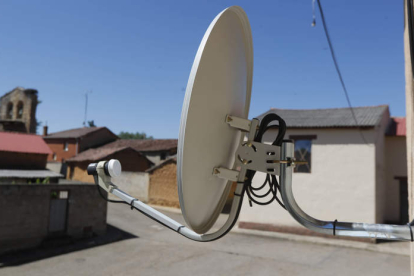 Una antena para captar la wifi en una calle de Valdealiso. JESÚS F. SALVADORES