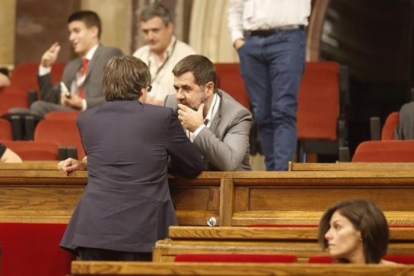 El president Carles Puigdemont junto a Jordi Sànchez (ANC).