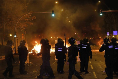 Agentes de los Mossos d'Esquadra en la Gran Vía de Barcelona durante los disturbios. ANDREU DALMAU
