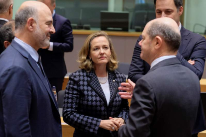 Nadia Calviño junto al canciller alemán en la última reunión del Eurogrupo. OLIVER HOSLET