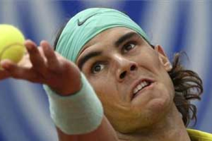 El tenista español Rafael Nadal efectúa un saque en el partido jugado ayer frente Frederico Gil