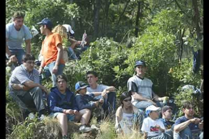 Los espectadores se agolpaban en las laderas para poder avistar la carrera y disfrutar de la velocidad de los vehículos participantes.