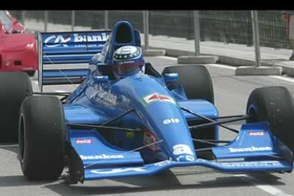 Andrés Vilariño con su coche durante los entremientos de la Subida  a Riego 2003, en su decimoséptima edición.