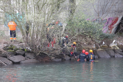 Varios efectivos realizan un rescate en el río Sil. L. DE LA MATA
