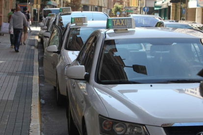 Taxis ponferradinos en la parada de Camino de Santiago, en una imagen de archivo.