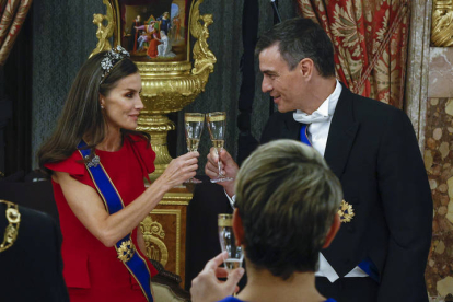 La reina Letizia lleva una dieta bastante estricta y hace mucho ejercicio, como dejan ver sus brazos, trabajados con las pesas. EFE