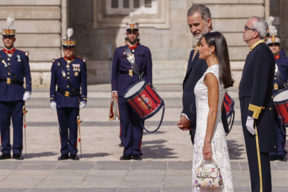 La reina Letizia lleva una dieta bastante estricta y hace mucho ejercicio, como dejan ver sus brazos, trabajados con las pesas. EFE