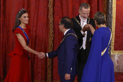 La reina Letizia lleva una dieta bastante estricta y hace mucho ejercicio, como dejan ver sus brazos, trabajados con las pesas. EFE